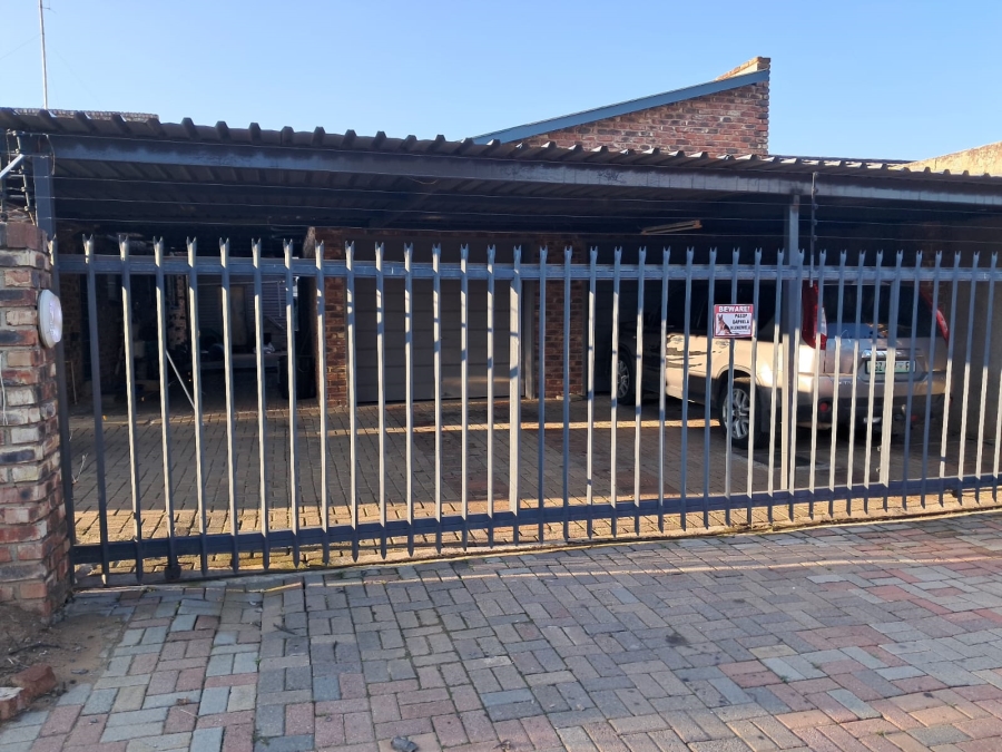 4 Bedroom Property for Sale in Riebeeckstad Free State